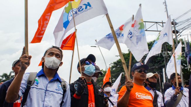 Massa dari Serikat Buruh dan Serikat Petani menggelar aksi unjuk rasa di depan kantor Kementerian Perdagangan, Gambir, Jakarta Pusat, Selasa (22/3/2022). [Suara.com/Alfian Winanto]