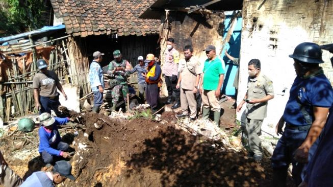 Cuaca Ekstrem, Hujan Deras Sebabkan Tanah Longsor Lalu Timpa Rumah Warga Banyuwangi