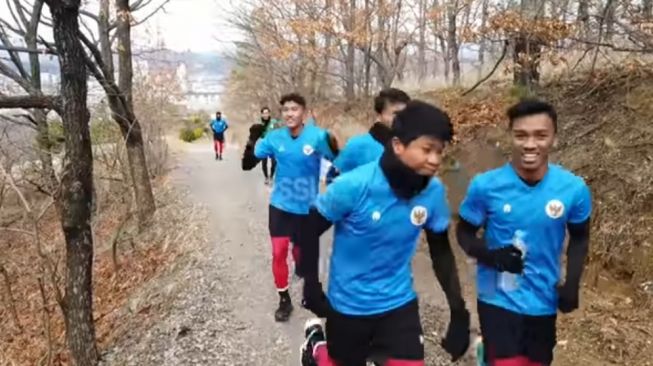  Latihan Timnas Indonesia U-19 di bukit dalam TC di Korea Selatan (tangkapan layar YouTube PSSI).