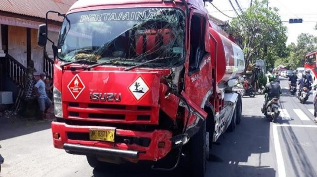 Truk Nabrak Motor dan Warung di Batubulan, Begini Akhirnya