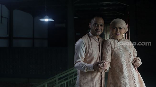 Pasangan artis Ferry Irawan dan Venna Melinda berpose sebelum acara resepsi pernikahan mereka di Studio TOHA, Ciputat, Tangerang Selatan, Banten, Rabu (23/3/2022). [Suara.com/Angga Budhiyanto]