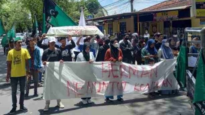 Giliran Mahasiswa di Sumenep Demo Kasus Penembakan Herman, Kapolres: Kami Mohon Maaf..