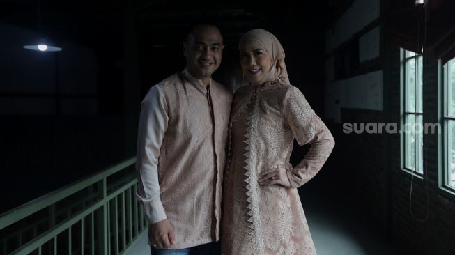 Pasangan artis Ferry Irawan dan Venna Melinda berpose sebelum acara resepsi pernikahan mereka di Studio TOHA, Ciputat, Tangerang Selatan, Banten, Rabu (23/3/2022). [Suara.com/Angga Budhiyanto]