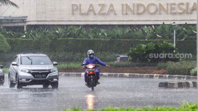 Prakiraan Cuaca Hari Ini, Jakarta Hujan Ringan Hingga Deras, Suhu Udara Agak Dingin, Ada Peringatan Dini