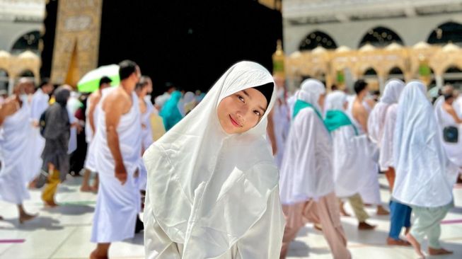 Unggahan Fuji saat umrah di Ka'bah ramai pujian. [Instagram/@fuji_an]