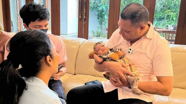 Momen Raul Lemos Gendong Baby Ameena. (Instagram/krisdayantilemos)