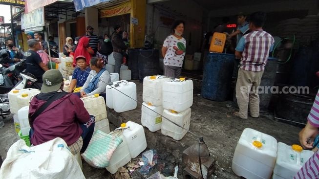 Antre Minyak Goreng Curah di Muntilan, Jumlah Pembeli Eceran Dibatasi