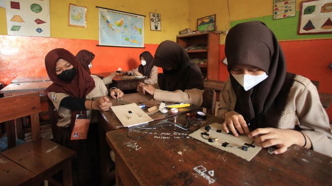 Sejumlah siswa mengikuti Pembelajaran Tatap Muka (PTM) SDN Pondok Pinang 01 , Jakarta , Rabu (23/3/2022). ANTARA FOTO/Reno Esnir
