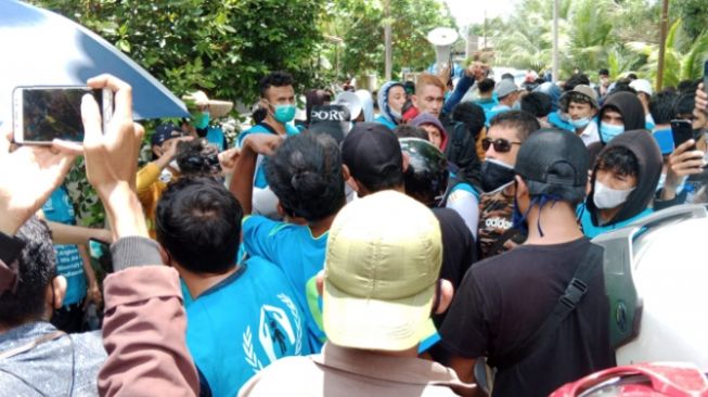 Aksi dorong-dorongan saat pengungsi Afganistan demo di Tanjungpinang (foto: rico barino/suara.com)