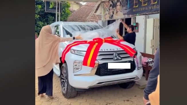 Mitsubishi Pajero Sport disiram air kembang (TikTok)