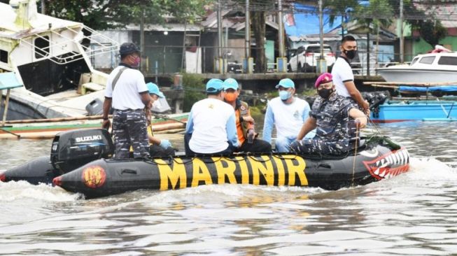 Peringati Hari Air Sedunia, Prajurit Lantamal VIII Bersih-bersih Sungai di Manado