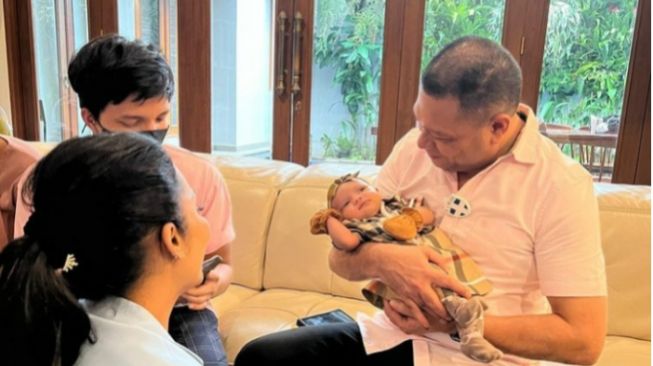 4 Potret Raul Lemos Bertemu Sang Cucu Baby Ameena Pertama Kalinya