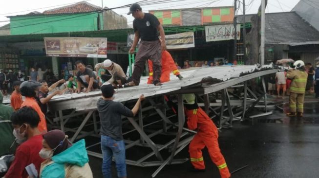 Bruk! Kanopi Toko Furnitur di Duren Sawit Roboh Diterjang Angin Kencang, 2 Orang Terluka