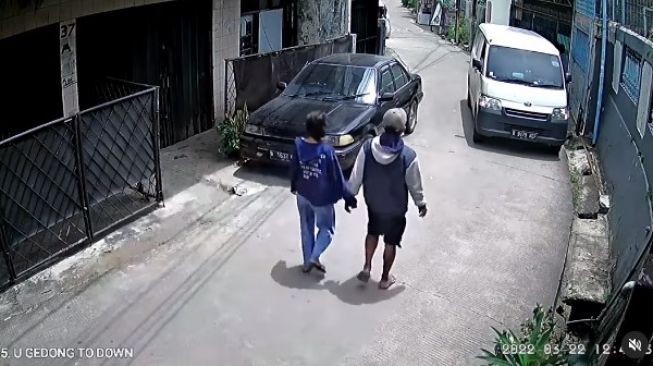 Partner in Crime Sesungguhnya! Heboh Aksi Sejoli Terekam Garong HP Sambil Gandengan Tangan