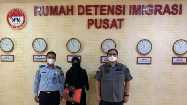 Petugas Rumah Detensi Imigrasi Makassar Kanwil Kemenkumham Sulawesi Selatan melakukan pengawalan pemindahan pengungsi perempuan asal Somalia. Menuju tempat penampungan di Batam, Tanjung Pinang, Rabu 23 Maret 2022 [SuaraSulsel.id/Istimewa]