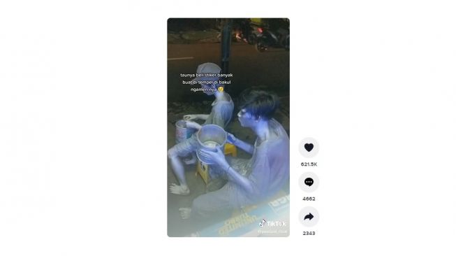 Kisah manusia silver yang jadi viral. [TikTok]