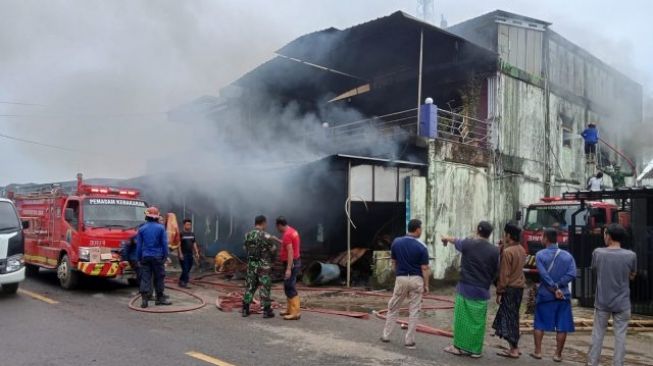 Diduga Korsleting Listrik Ruko di Wanasalam Lebak Terbakar, Pemilik Loncat Hingga Luka-luka