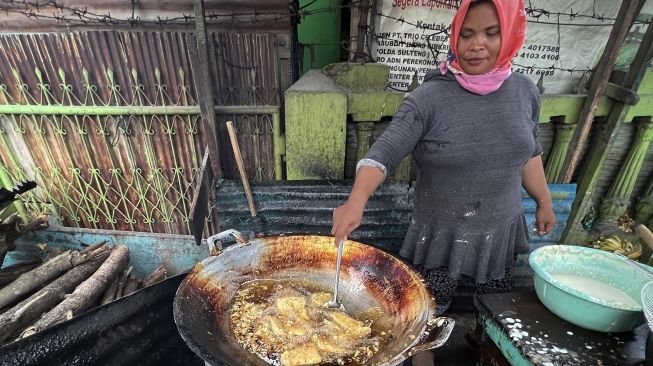 Pedagang menggoreng pisang pada lapak dagangannya di Palu, Sulawesi Tengah, Rabu (23/3/2022). ANTARA FOTO/Mohamad Hamzah