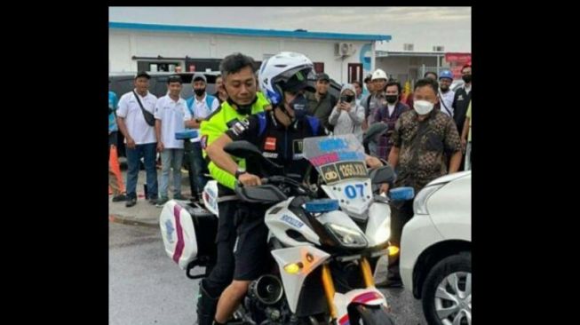 Anggota polisi dari Satuan PJR Polda NTB, Ajun Inspektur Polisi Dua Lalu Dwi Prayitno, menjadi penyelamat pembalap MotoGP, Franco Morbidelli, dari resiko ketinggalan pesawat terbang menuju Italia dari Bandara Internasional Lombok, di Mataram, NTB, Senin (21/3/2022).