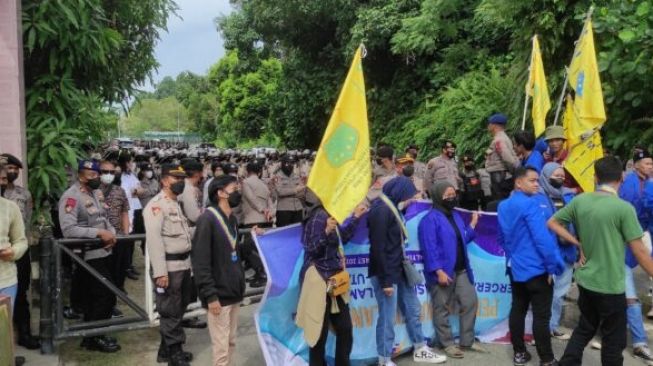 Susah Dapatkan Solar, Sopir Truk dan Mahasiswa Demo ke Pertamina Balikpapan