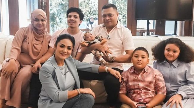 Tatapan Mata Raul Lemos saat Gendong Baby Ameena Bikin Terenyuh: Kelihatan Sayang Banget