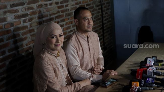 Pasangan artis Ferry Irawan dan Venna Melinda memberikan keterangan pers sebelum acara resepsi pernikahan mereka di Studio TOHA, Ciputat, Tangerang Selatan, Banten, Rabu (23/3/2022). [Suara.com/Angga Budhiyanto]