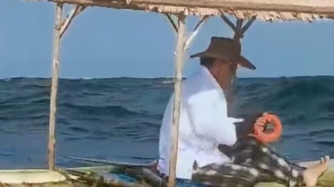 Bapak-bapak Santai Mancing di Tengah Laut, Bentuk Perahunya Bikin Publik Ngeri: Titanic Ketar-ketir