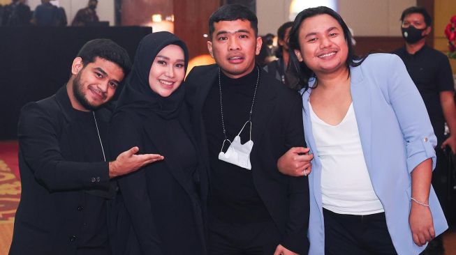 Lagi Jadi Omongan Intip 10 Potret Akrab Putra Siregar Bareng Artis Bagian 3 1932