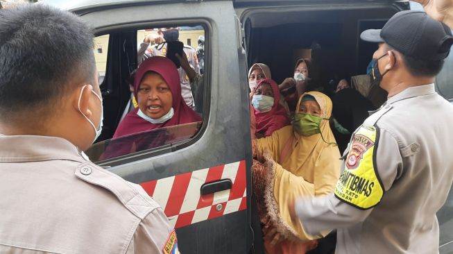 Ratusan Nenek-Nenek di Cilegon Dijemput Mobil Polisi, Ini Penyebabnya