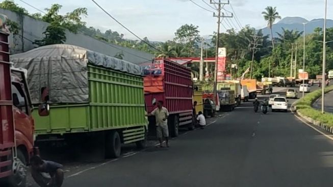 Viral! BBM Langka Sampai Bikin Truk Mengular, Publik: Ibu-ibu Antre Minyak Goreng, Bapak-bapak Antre Solar