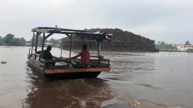 Cerita Pengemudi Sampan di Sungai Siak, Gratiskan Anak Sekolah, Uang Bertambah Jika Ada Razia Polisi