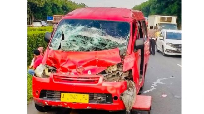 Angkot Serang-Balaraja Terguling di Tol Tangerang-Merak, Belasan Penumpang Luka-luka