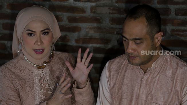 Pasangan artis Ferry Irawan dan Venna Melinda memberikan keterangan pers sebelum acara resepsi pernikahan mereka di Studio TOHA, Ciputat, Tangerang Selatan, Banten, Rabu (23/3/2022). [Suara.com/Angga Budhiyanto]