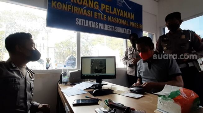 Istrinya Tak Kenakan Sabuk Pengaman, Mantan Wali Kota Solo Datang Sendiri ke Kantor Polisi Bayar Denda Tilang