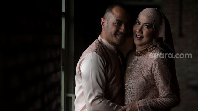Pasangan artis Ferry Irawan dan Venna Melinda berpose sebelum acara resepsi pernikahan mereka di Studio TOHA, Ciputat, Tangerang Selatan, Banten, Rabu (23/3/2022). [Suara.com/Angga Budhiyanto]