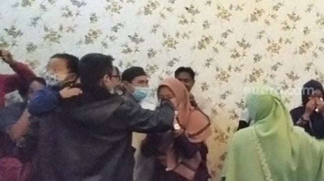 Suasana haru menyambut kepulangan tujuh PMI dari Ukraina di Binjai. [Suara.com/M.Aribowo]