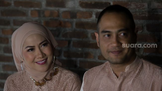 Pasangan artis Ferry Irawan dan Venna Melinda memberikan keterangan pers sebelum acara resepsi pernikahan mereka di Studio TOHA, Ciputat, Tangerang Selatan, Banten, Rabu (23/3/2022). [Suara.com/Angga Budhiyanto]