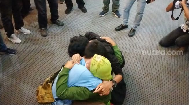 Tangis Bahagia Pecah Sambut 7 PMI Pulang dengan Selamat dari Ukraina