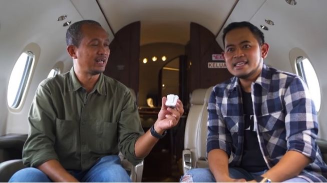 Gilang Widya Pramana alias Juragan 99 saat diwawancara seputar priva jet yang ia klaim miliknya oleh YouTuber Fitra Eri. [YouTube]