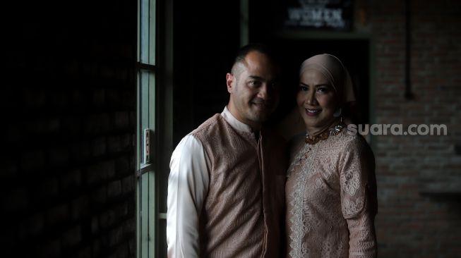 Pasangan artis Ferry Irawan dan Venna Melinda berpose sebelum acara resepsi pernikahan mereka di Studio TOHA, Ciputat, Tangerang Selatan, Banten, Rabu (23/3/2022). [Suara.com/Angga Budhiyanto]