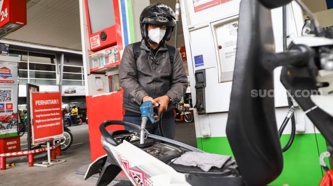 Pengendara roda dua mengisi bahan bakar jenis Pertamax di SPBU Coco Kuningan, Jakarta Selatan, Rabu (23/3/2022). [Suara.com/Alfian Winanto]