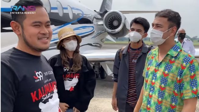 Artis naik private jet Juragan 99 [YouTube: Rans Entertainment]