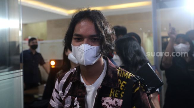 YouTuber Awwalur Rizqi Al-firori atau Alffy Rev tiba untuk menjalani pemeriksaan di Bareskrim Polri, Jakarta, Kamis (24/3/2022). [Suara.com/Angga Budhiyanto]