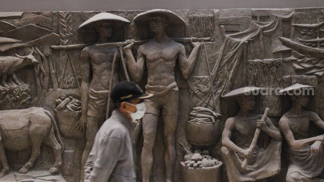 Suasana di depan instalasi relief di pusat perbelanjaan Sarinah,Jakarta, Kamis (24/3). [Suara.com/Foto]