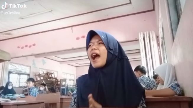 Viral Siswi Ngadu Sekelas Telat Kumpulkan Tugas Gegara Bercanda, Auto Jadi Bulan-bulanan Teman