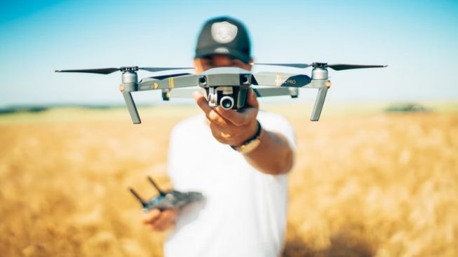 Kreativitas Tanpa Batas, Pemuda Rekam Video Pakai Drone dengan Kearifan Lokal, Hasilnya Kece Badai