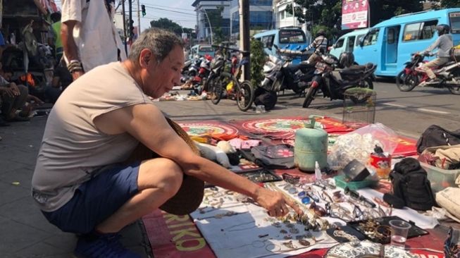 Potret gaya hidup sederhana Jusuf Hamka saat mengunjungi dan mencari barang di pasar loak. (Instagram/@jusufhamka)