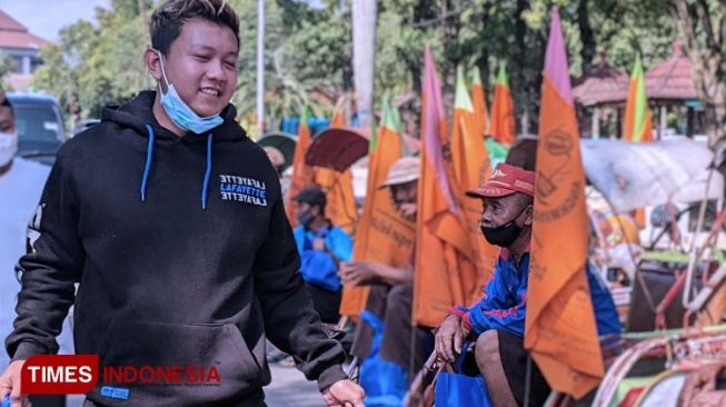 Prihatin Lonjakan Harga Minyak Goreng, Denny Caknan Bagi-bagi Ratusan Paket Sembako di Ngawi