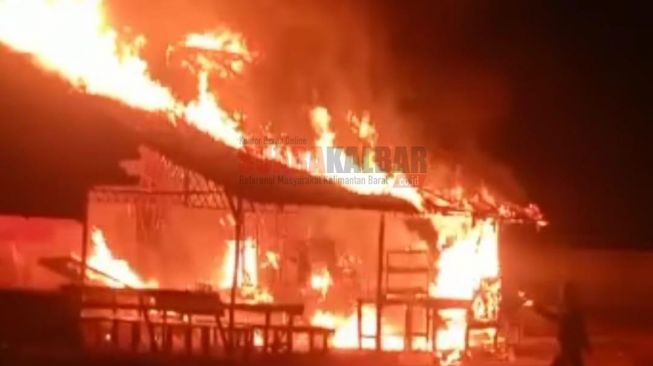 Proses Memindahkan BBM dari Drum ke Kios Pertamini Berakhir Miris, Sebuah Kios di Benua Kayong Ludes Terbakar