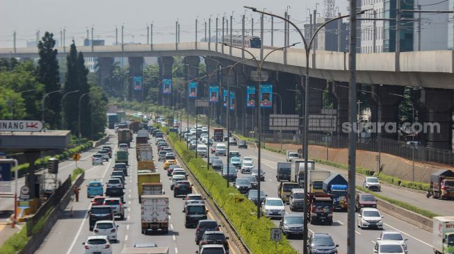 Kendaraan melintas di ruas jalan tol Fatmawati 2, Jakarta, Kamis (24/3/2022). [Suara.com/Septian]